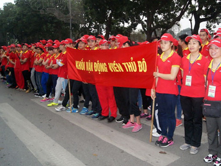 Đông đảo VĐV, người dân thủ đô đã tham gia hưởng ứng Ngày chạy Olympic - vì sức khỏe toàn dân năm 2015.
